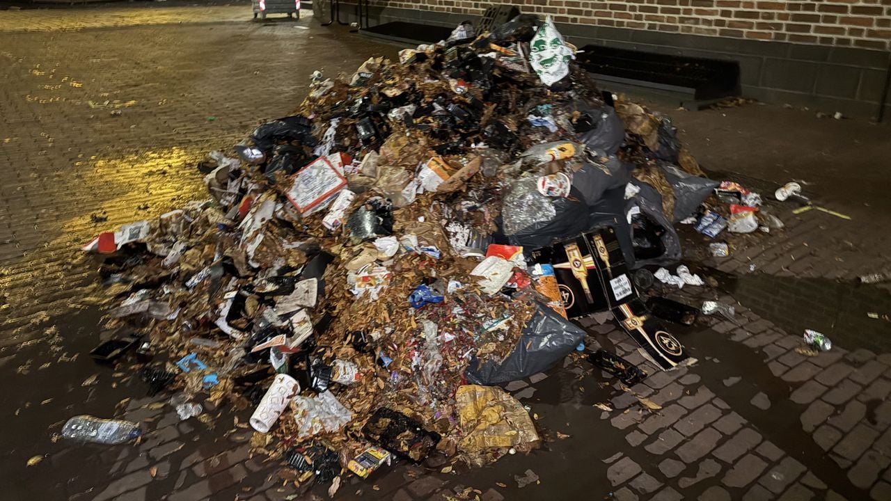 De veegwagens brengen het afval naar een centrale plek  waar de vuilniswagen het weer ophaalt (foto: Wilco Zonneveld).
