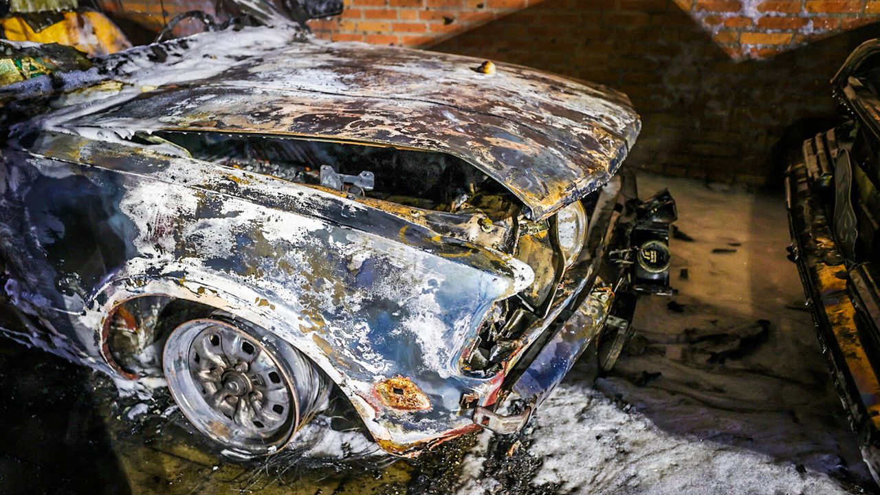 Auto verwoest door brand (foto: Sem van Rijssel/SQ Vision).