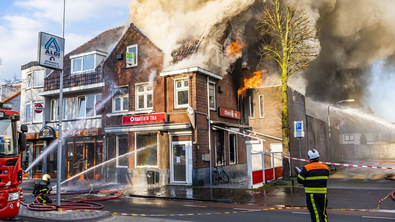 Brandweerlieden bestrijden het vuur (foto: Jack Brekelmans/SQ Vision)