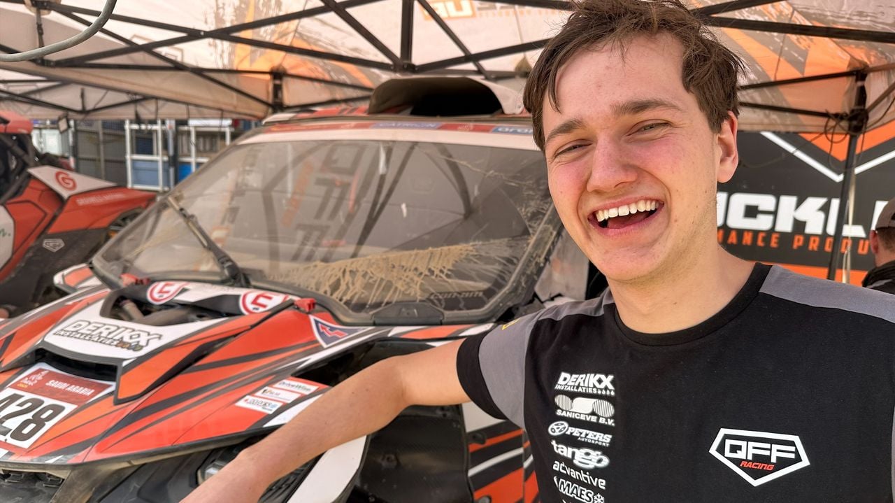 Marnix Leeuw bij de buggy bij de Dakar Rally 2025 (foto: Omroep Brabant).