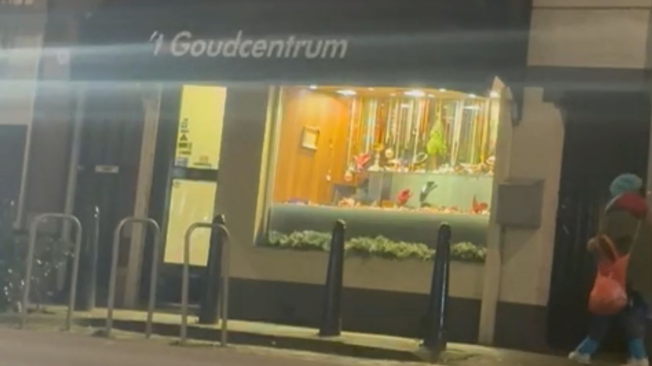 Beeld van getuige als overvaller in de etalage graait