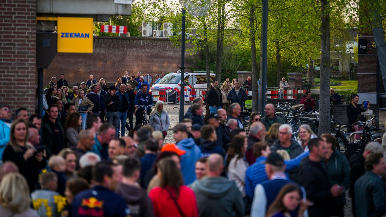 Jong en oud voor een dicht gemeentehuis (foto: Persbureau Heitink).