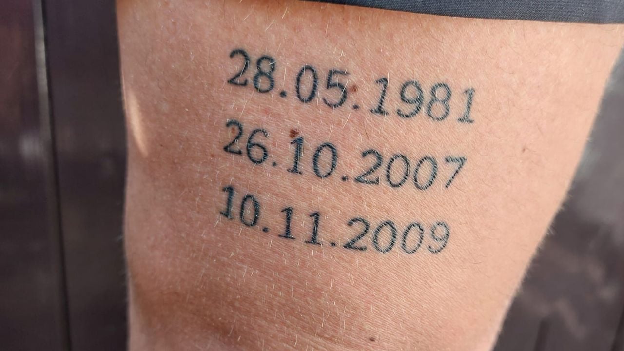 De tattoo op het been van vader Jan (privéfoto). 
