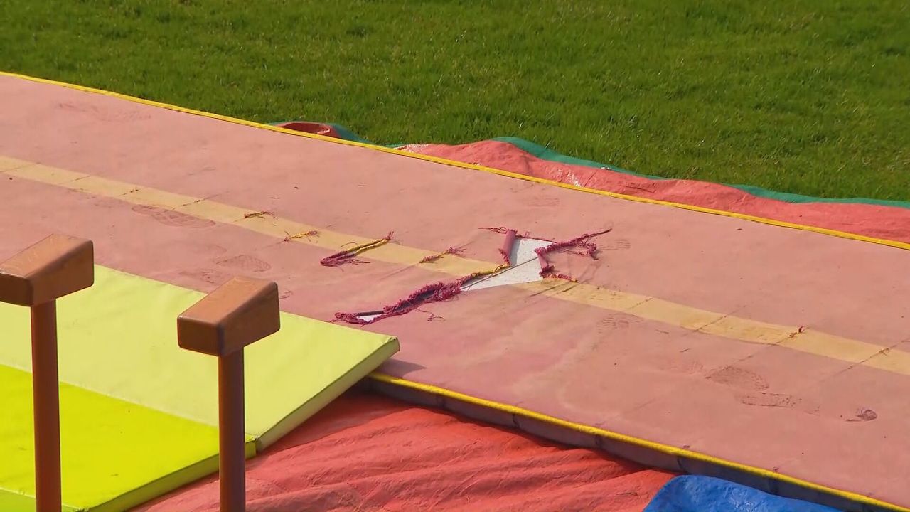 Op het grasveld liggen wat matten waar de kinderen op kunnen turnen.