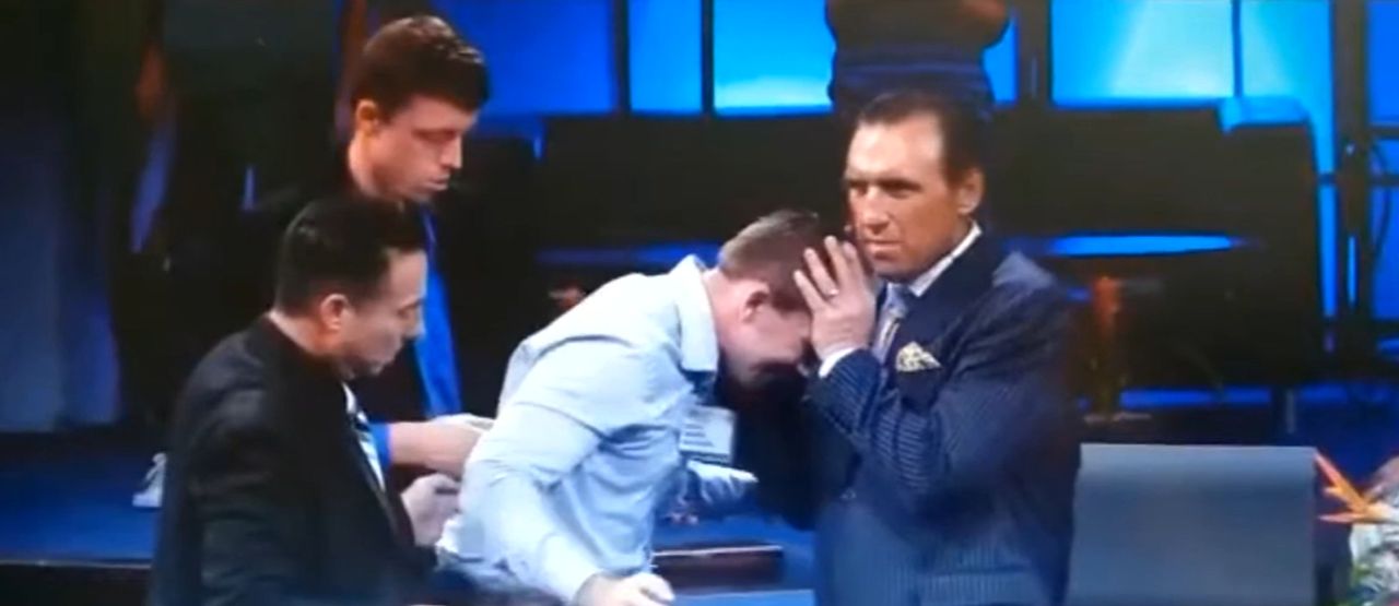 Rodney Howard-Browne (rechts) legt zijn hand op Tom de Wal (links) tijdens een dienst in 2014 (foto: YouTube Rodney Howard-Browne). 