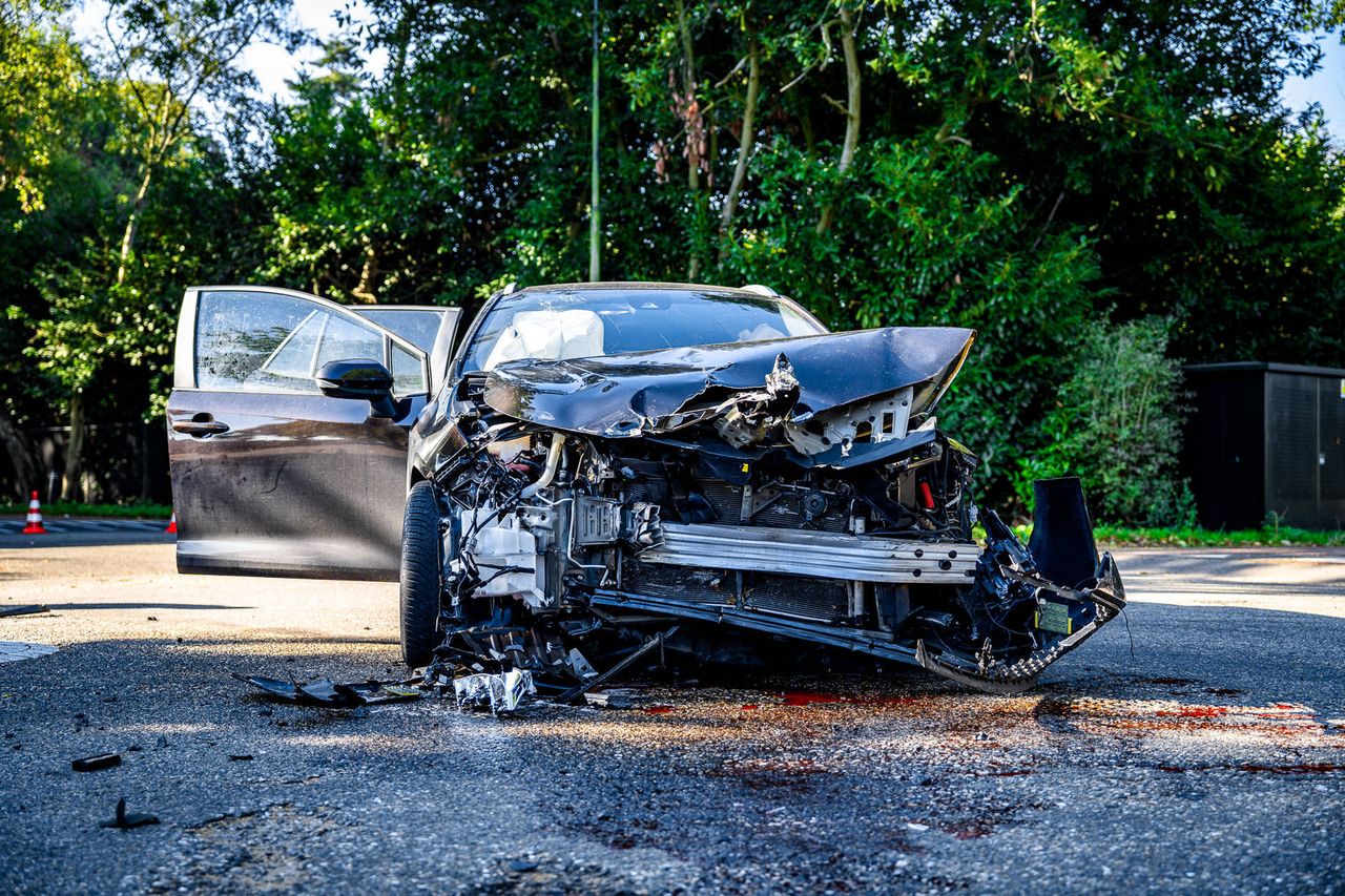 Beide auto's raakten zwaar beschadigd (foto; Persbureau Heitink)