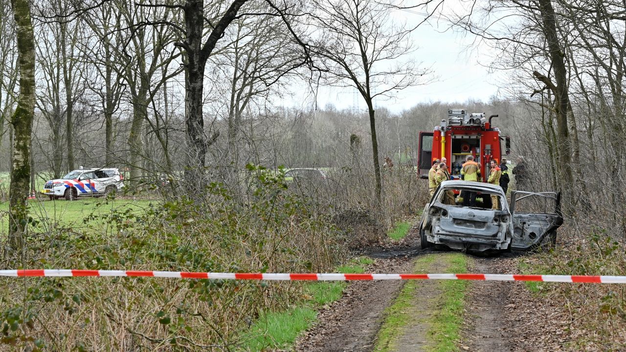 De politie doet onderzoek aan de Lage Logtsedijk in Oisterwijk (foto: Toby de Kort/SQ Vision).
