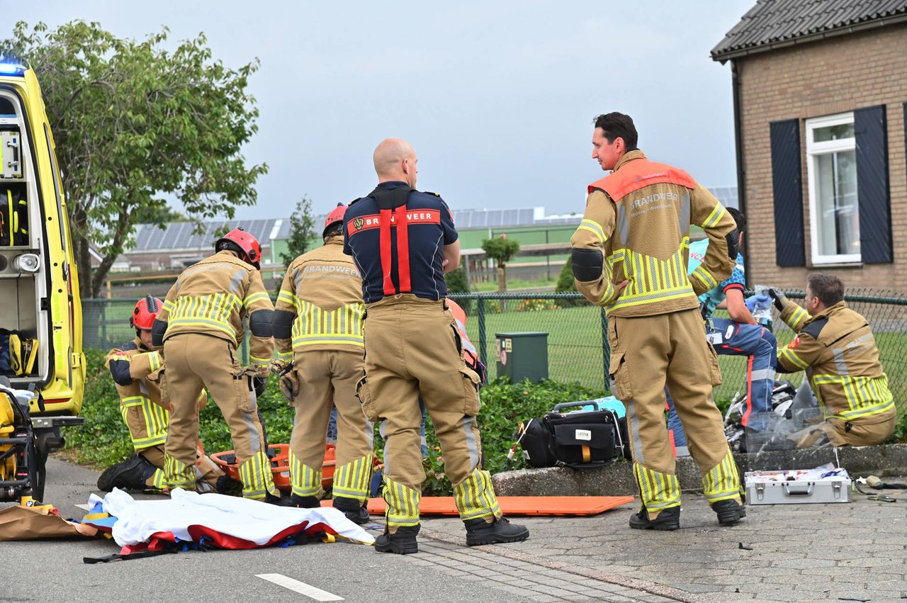 Diverse hulpverleners bogen zich over het slachtoffer (foto: Perry Roovers/Persbureau Heitink).