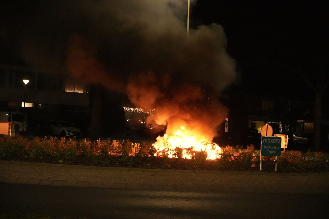 De scooters branden volledig uit (foto: Persbureau Heitink).