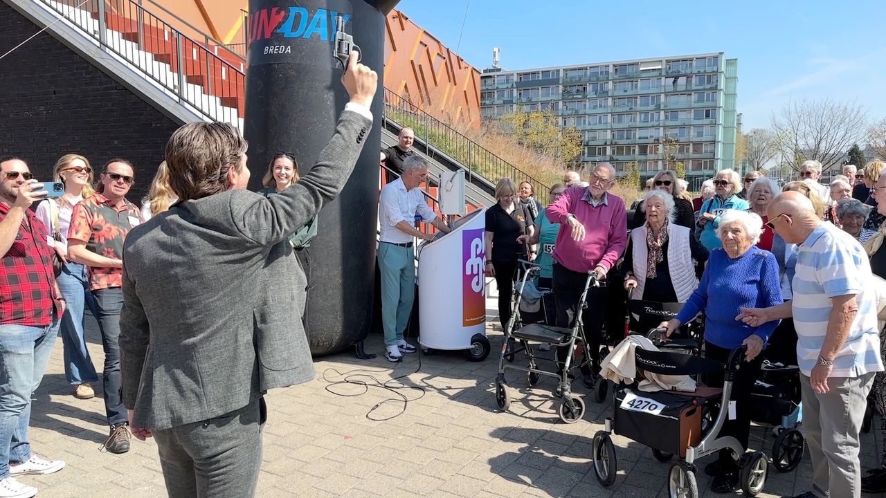 Wethouder Förster doet het startschot bij de rollatorrace (foto: Omroep Brabant).