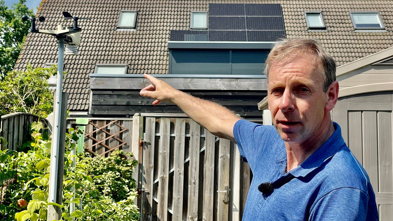 Nico Koevoets bij zijn weerstation (foto: Erik Peeters)