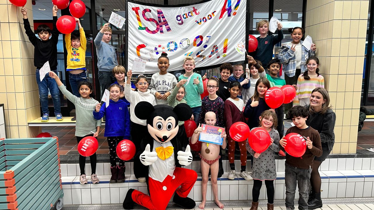 Trotse Isa (8) met haar diploma tussen haar klasgenootjes (foto: Jan Peels)