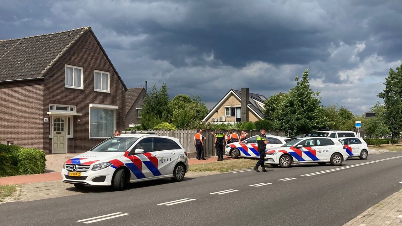 De auto werd op de Hoek in Bergeijk klemgereden.