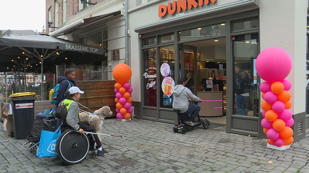 Het lange wachten van René wordt beloond en hij rijdt de winkel in (Foto: Tom Berkers)