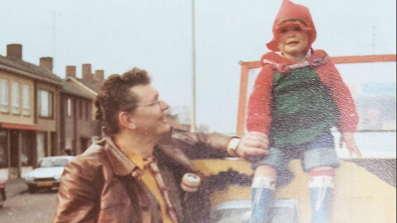 Marieke als klein meisje met haar vader. (foto: privéarchief)