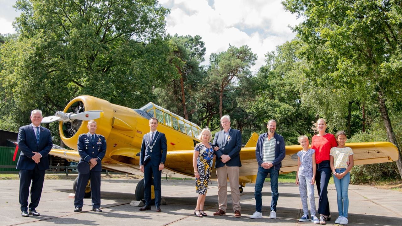Klaas van de Ham met onderscheiding op de borst voor een Harvard.