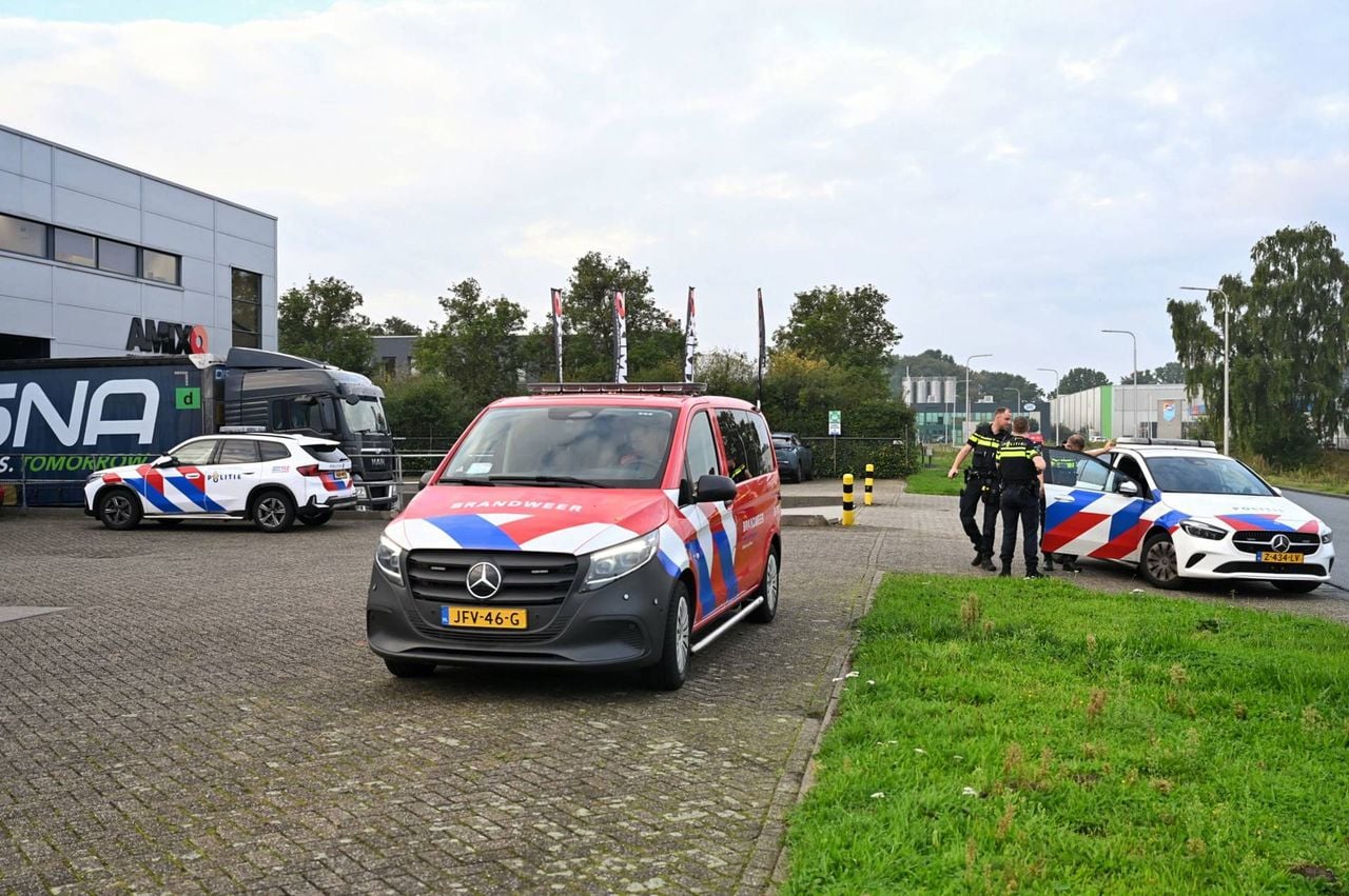 Brandweer en ambulance bij het bedrijf aan de Boterberg in Tilburg (foto: Toby de Kort/Persbureau Heitink).
