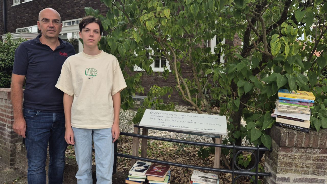 Pascal en Daan bij de overblijfselen van hun minibieb (foto: Niek de Bruijn)