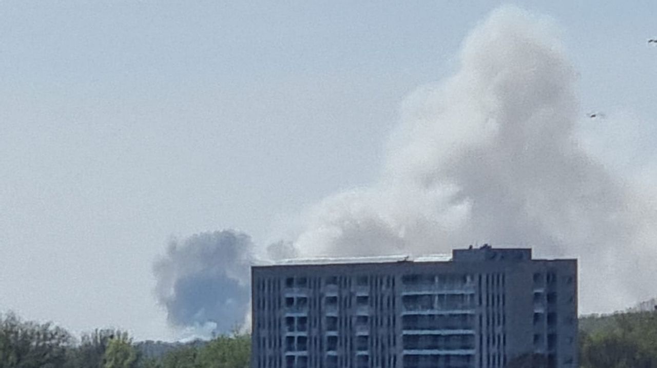 De rookwolken zijn zelfs in 's-Hertogenbosch West te zien (foto: Alex).