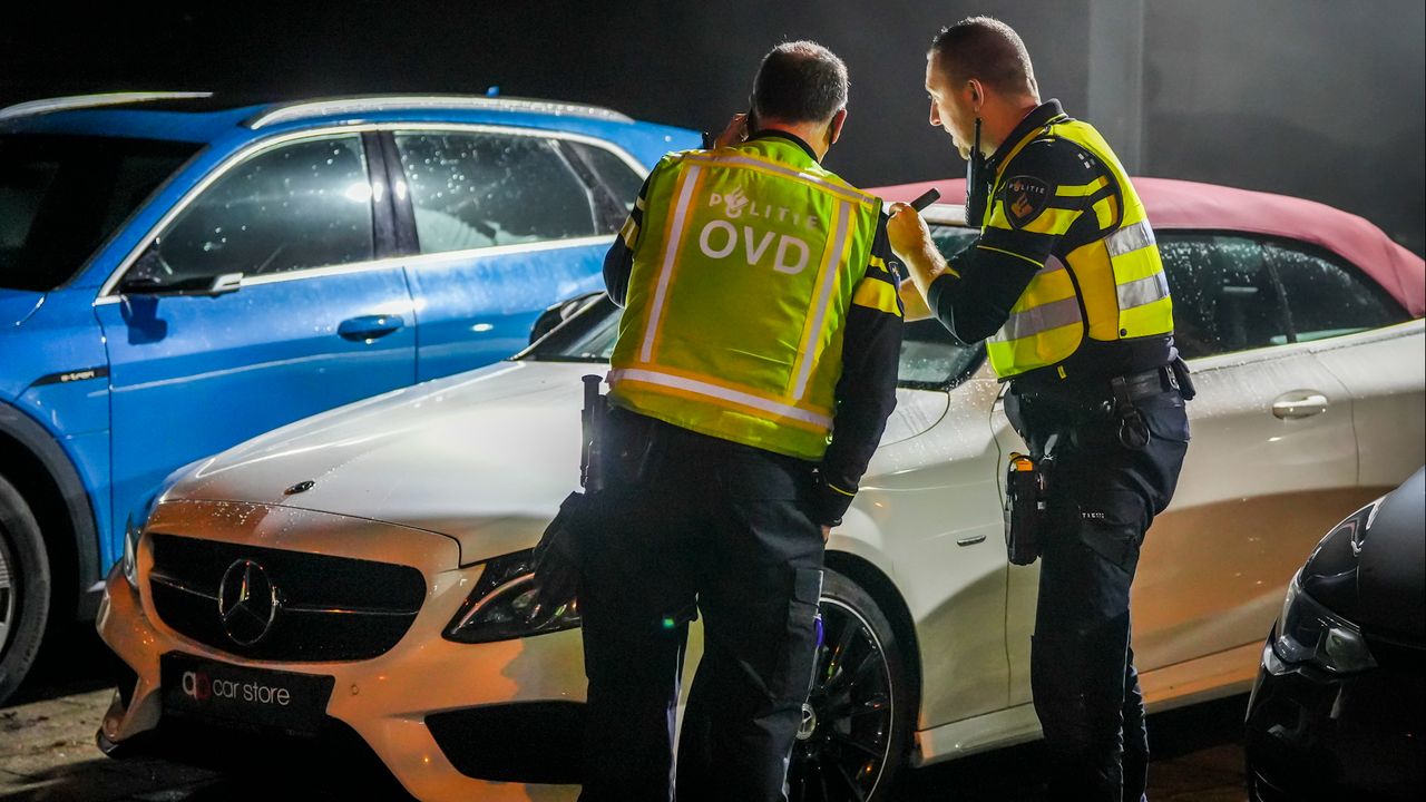 De ;politie doet uitgebreid onderzoek (foto: SQ Vision).