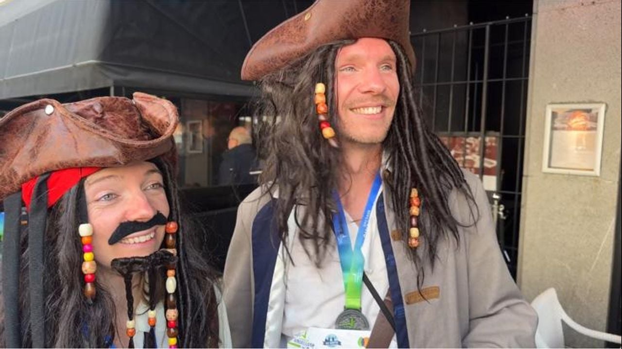 Rennen als Jack Sparrow door Breda (foto: Leon Voskamp).