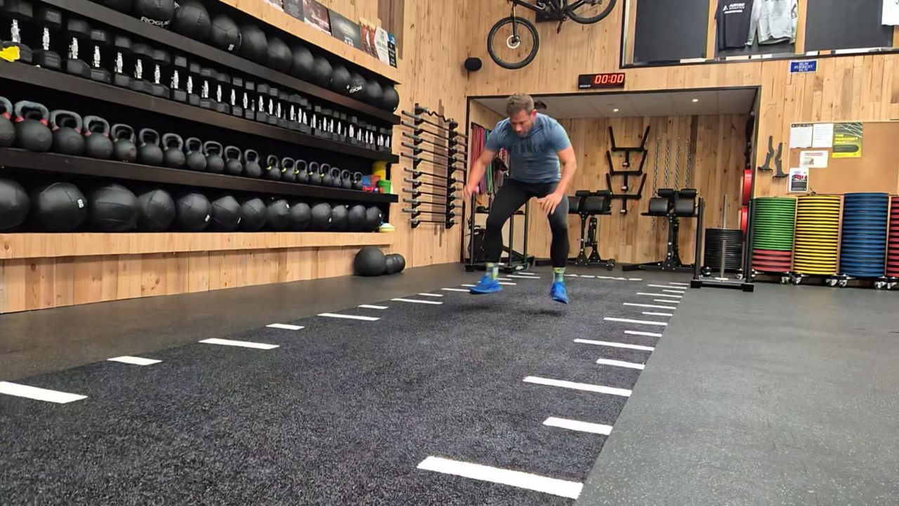 Ramon laat de burpee broad jump zien, één van de onderdelen van The Toughest Mile (foto: Niek de Bruijn).