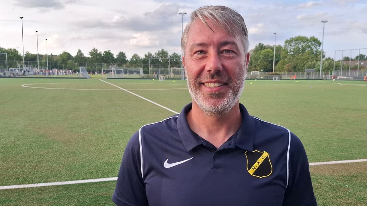 Jan de Hoon, trainer van NAC Vrouwen (foto: Leon Voskamp).