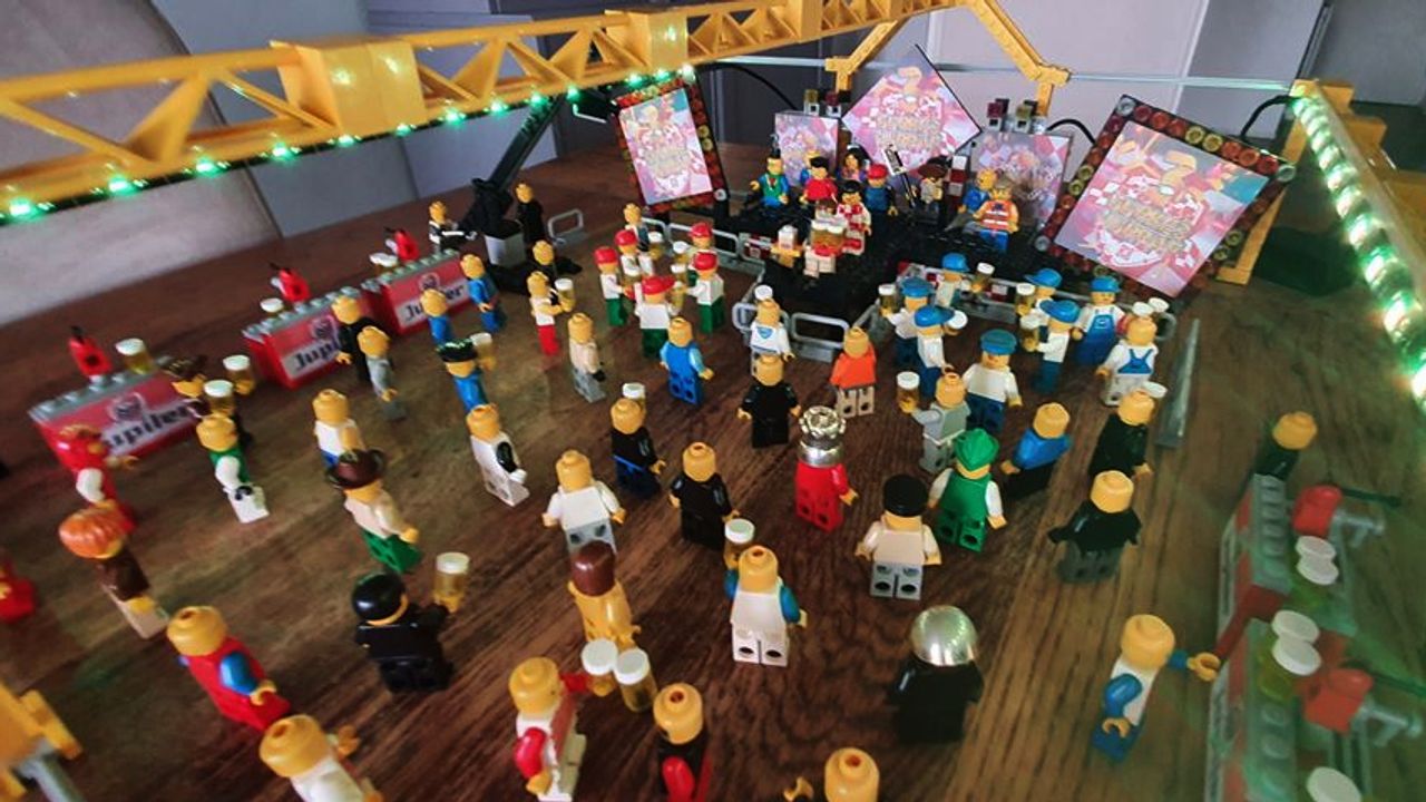 Wie carnaval zegt, zegt ook 3 Uurkes Vurraf! De zaal werd nagebouwd door Emiel Groenendijk.