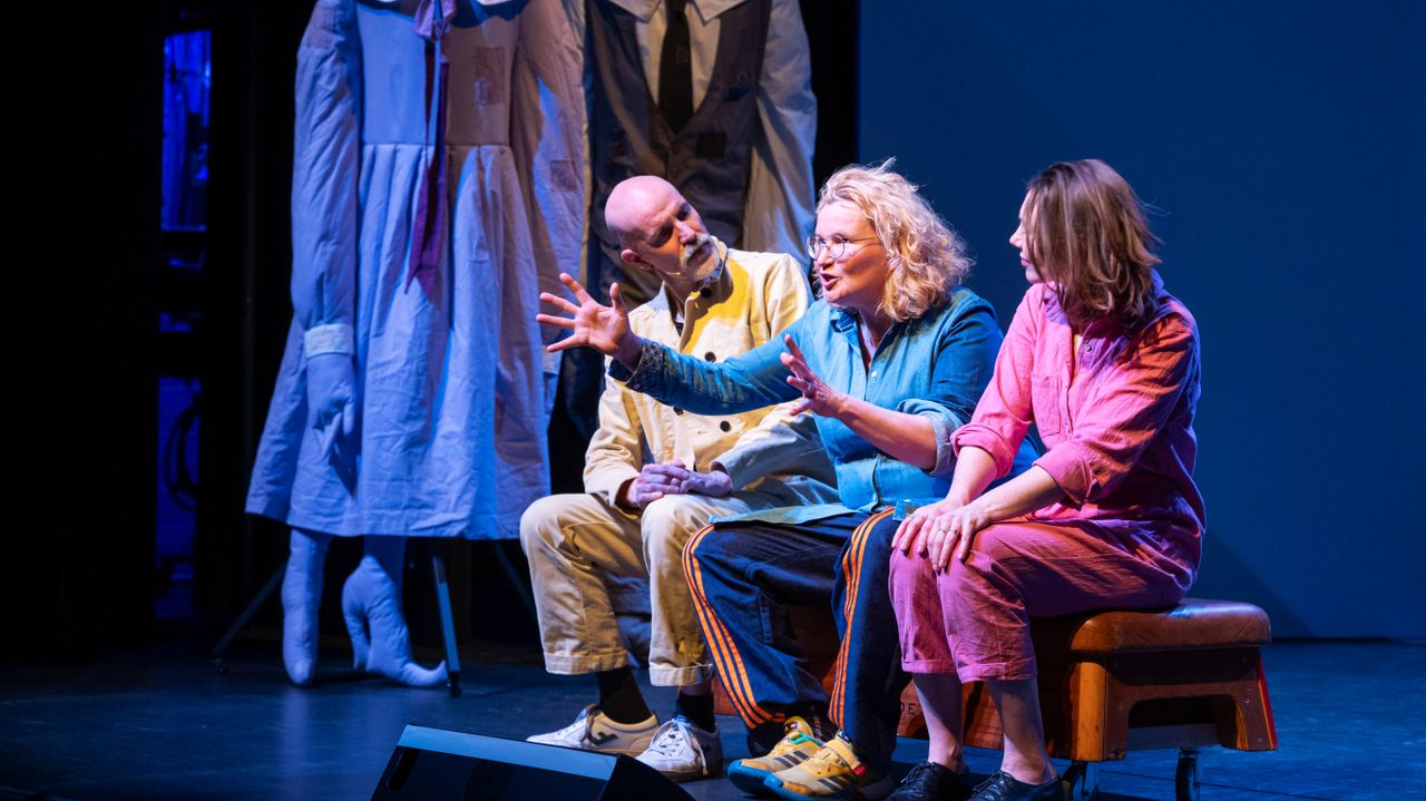 Scene uit de voorstelling Ouderpardon (foto: Karin Jonkers).