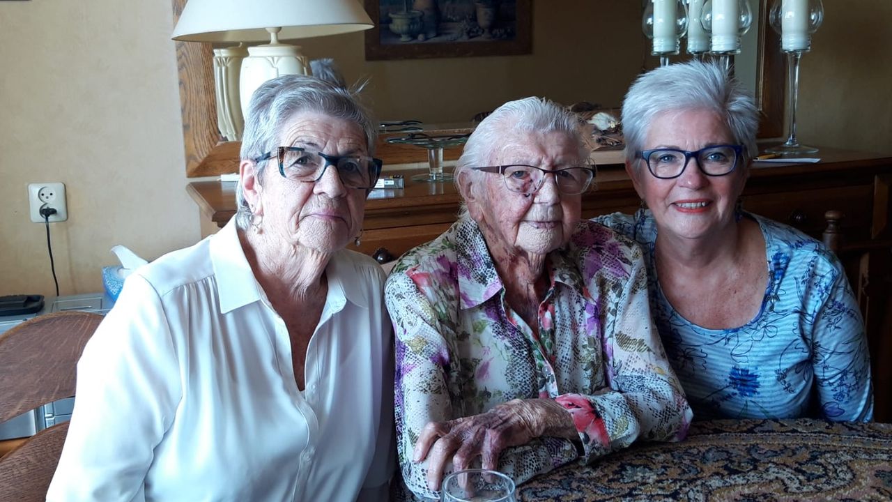 Anneke Weterings-Maas tussen haar dochters Toos (links) en Marian (rechts, foto: Marian Kroos). 