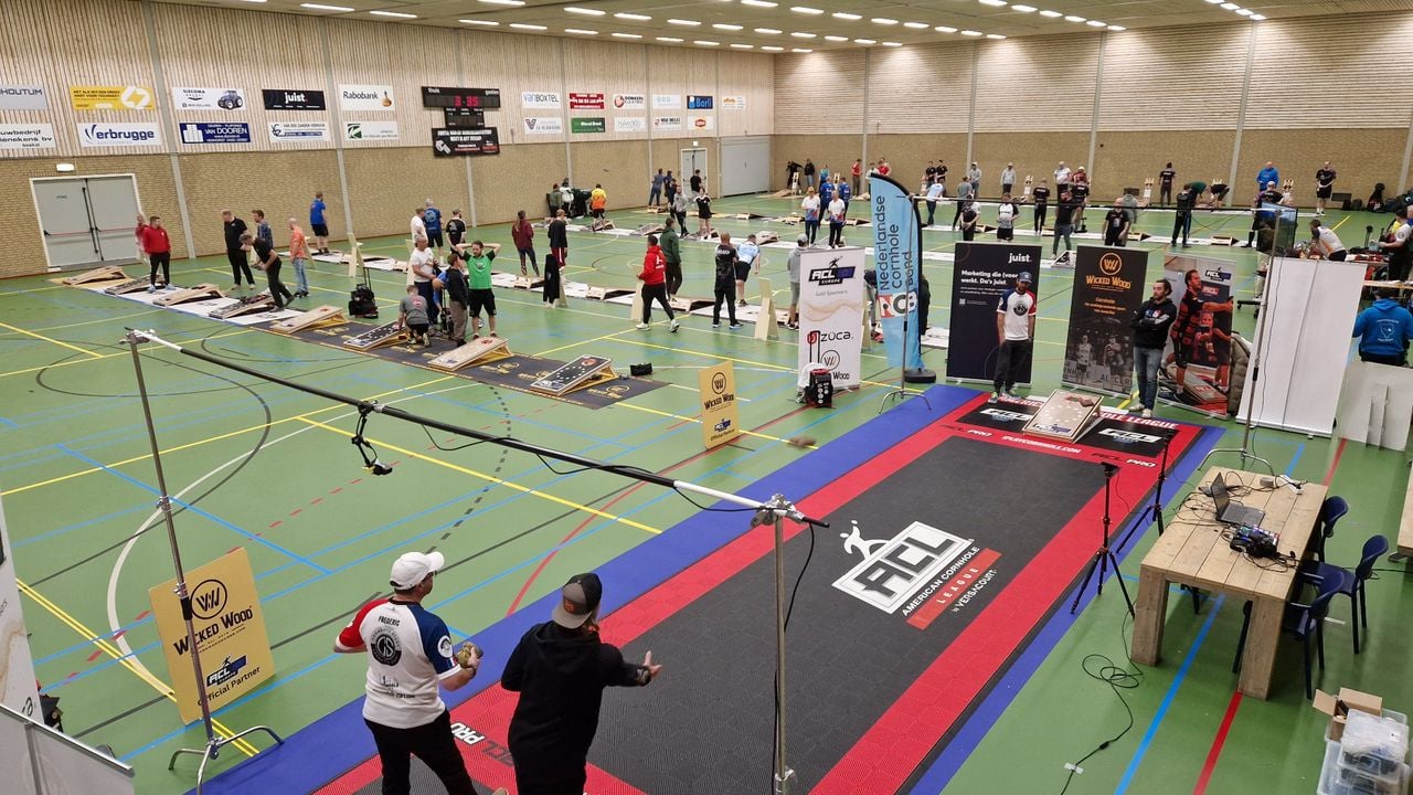 De landenteams druk met ingooien voor het EK Cornhole in Boekel (foto: Tom Berkers).