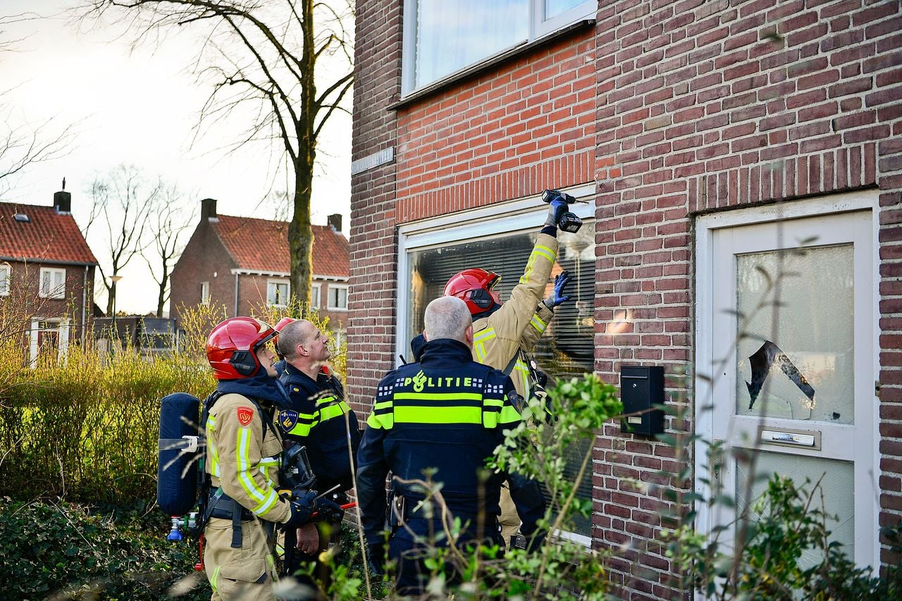 De brandweer boorde gaatjes in het huis om eventuele brandbare stoffen te kunnen detecteren (foto: Rico Vogels/SQ Vision).
