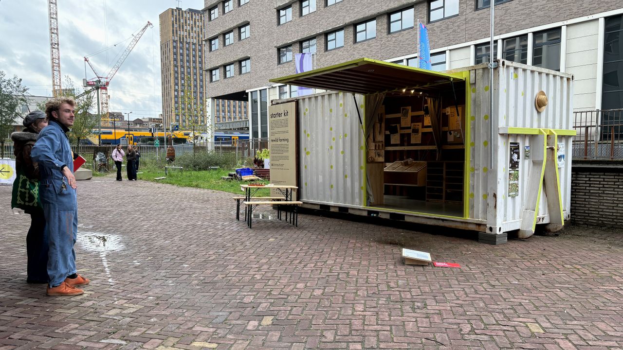 De zeecontainer is te zien bij de Graduation Show van de Dutch Design Week (foto: Rogier van Son).