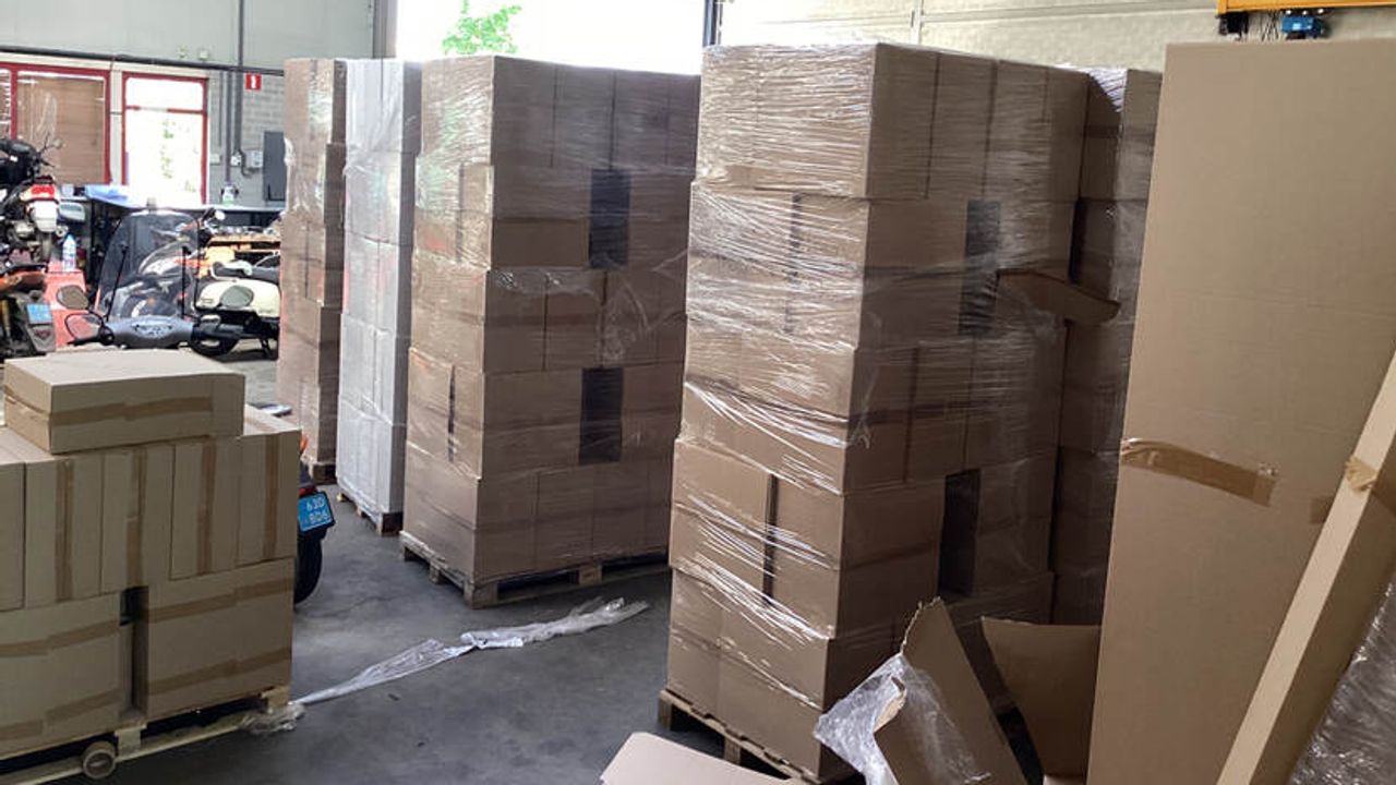 Een aantal van de gevonden pallets met sigaretten (foto: Douane)..