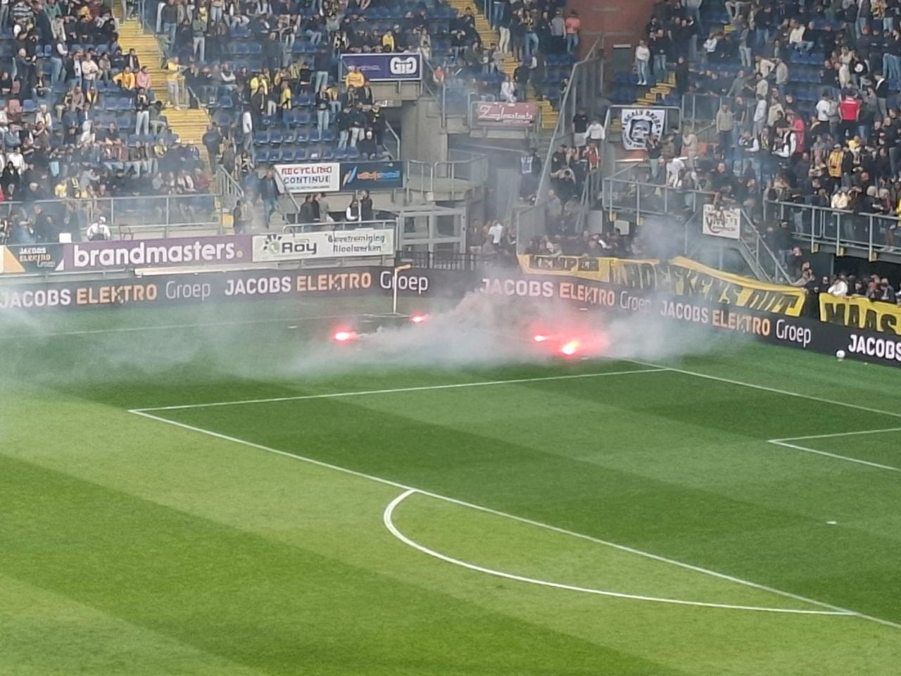 Fakkels op het veld van het Rat Verlegh Stadion.