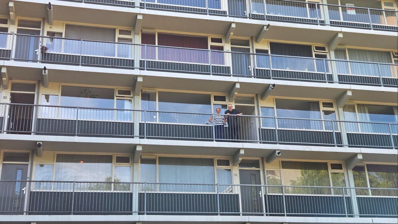 Jan en zijn buurvrouw zijn al dagen niet naar beneden geweest (foto: Noël van Hooft)..