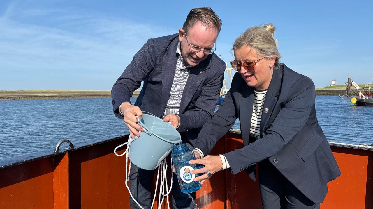 Projectdirecteur Patrick van der Wens van Brabant Water en wethouder Hilde Moerland van Tholen scheppen alvast symbolisch zeewater uit de Oosterschelde (foto: Erik Peeters)