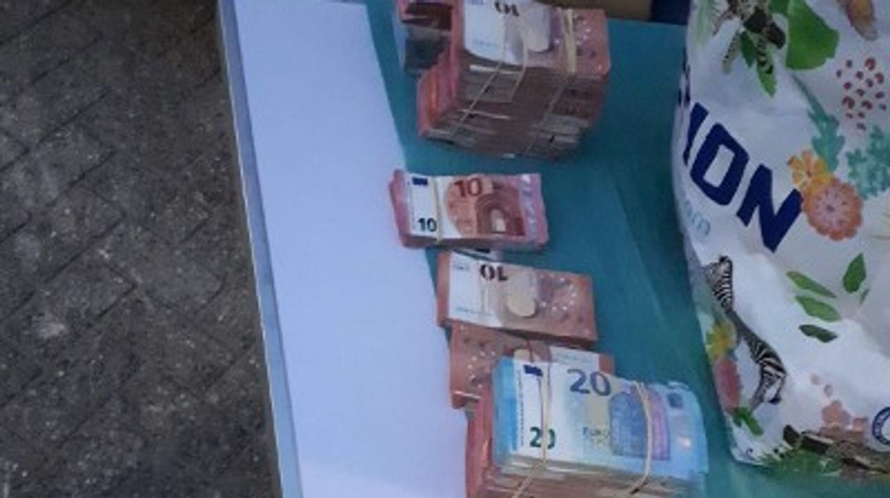In totaal werd 55.000 euro aan contant geld gevonden (foto: politie).