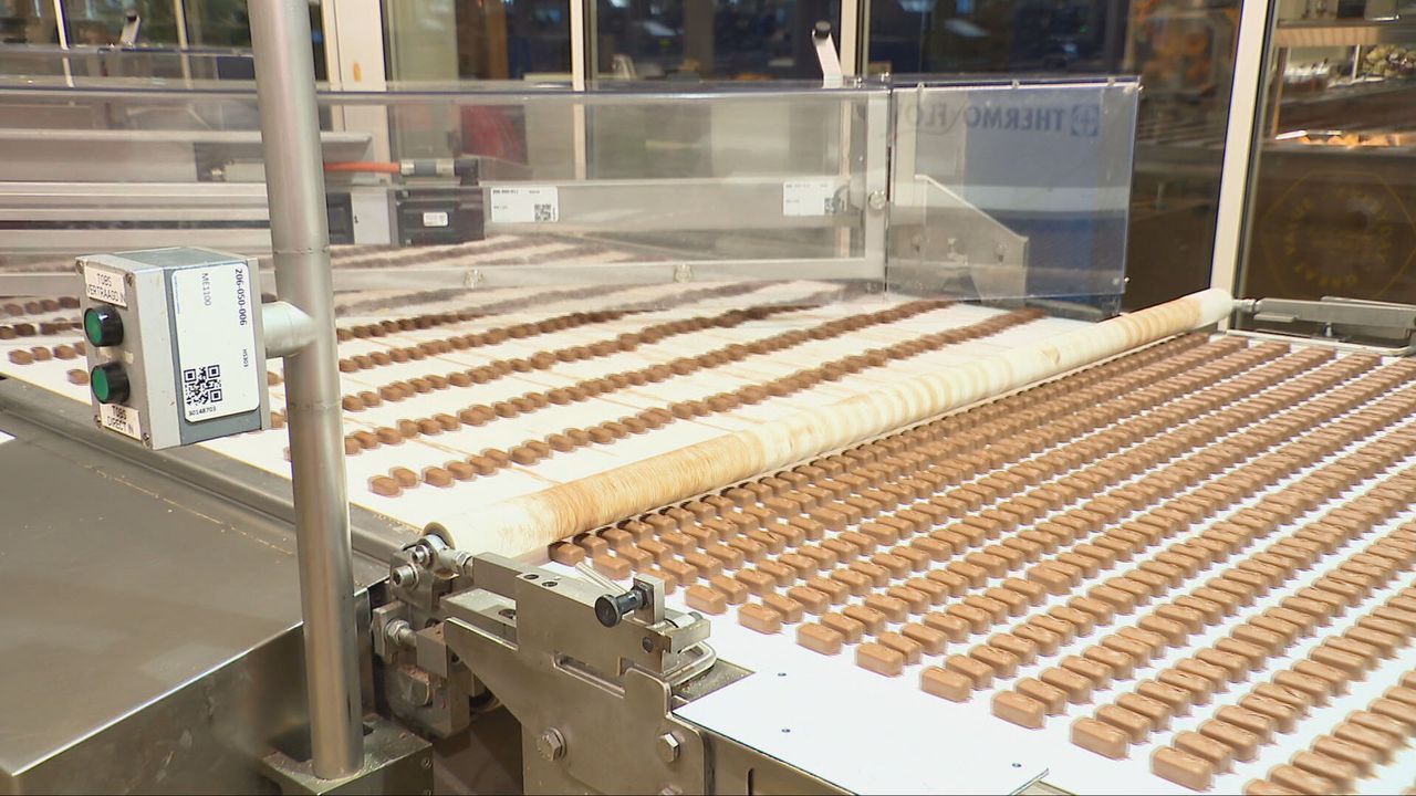Miljoenen chocoladerepen gaan er per dag over de lopende band (foto: Omroep Brabant).