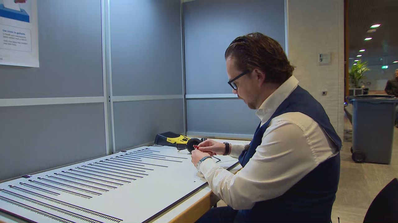 Met een speciaal brailleboek en een koptelefoon kunnen slechtzienden stemmen (beeld: Omroep Brabant).