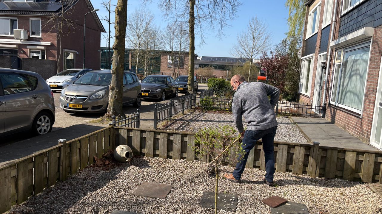 Buurtbewoner Martin ziet vanuit zijn tuin en achter zijn raam de chaos van parkerende festivalbezoekers (foto: Omroep Brabant).