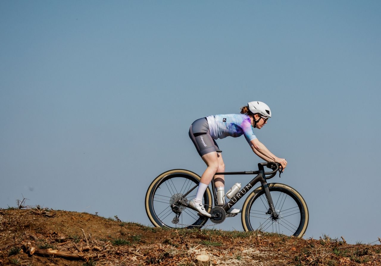 Elisa Serné uit Breda in actie tijdens een gravelwedstrijd (foto: Rhode Photo).