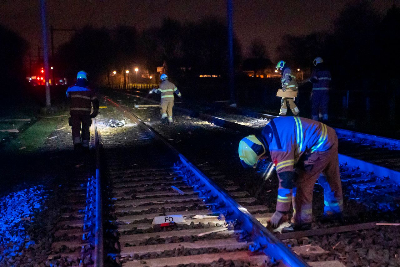 Het spoor was bezaaid met brokstukken. (Foto: Gabor Heeres/SQ Vision).