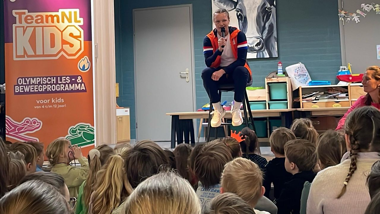 Sanne van Dijke bezocht woensdag haar oude basisschool. (Foto: NOC*NSF)