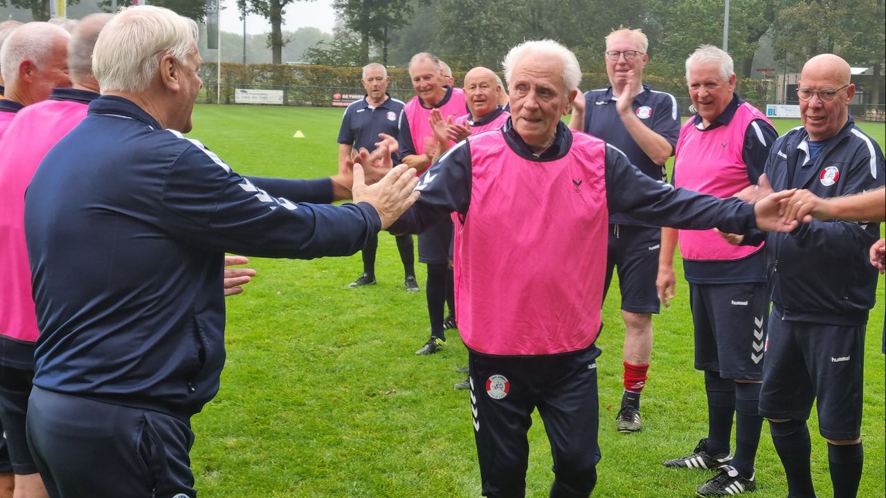 Harrie Leermakers tussen zijn ploeggenoten van Uno Animo. (Foto: Leon Voskamp)