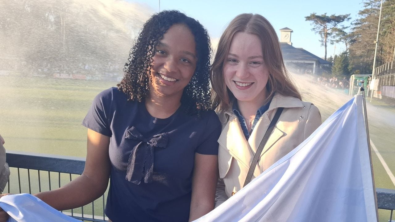 Vriendinnen Livia en Femke steunen HC Tilburg. (Foto: Leon Voskamp)