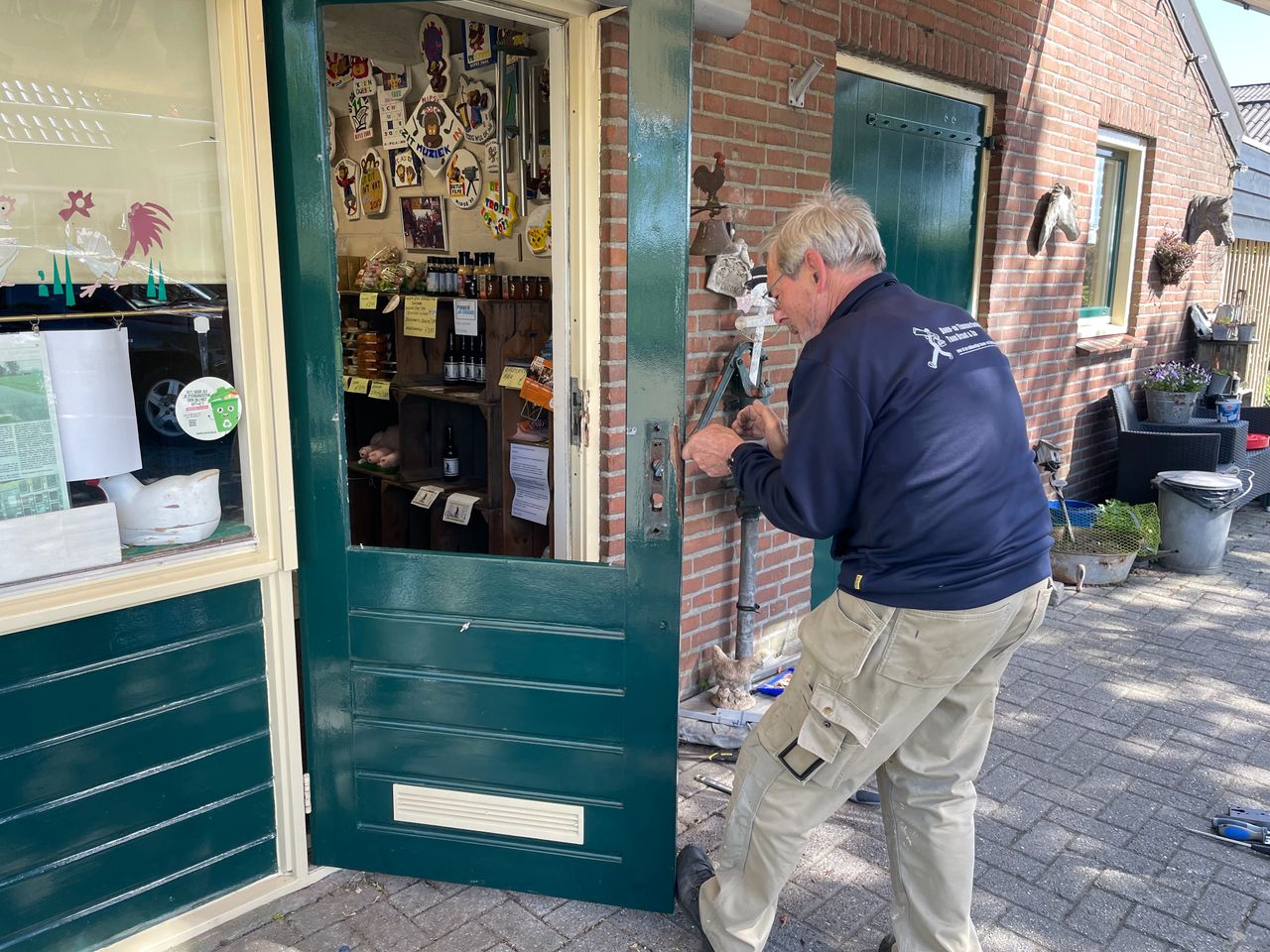 Er is voor 15.000 euro schade aangericht aan de boerderijwinkel van Theo en Helma (foto: Raymond Merkx).