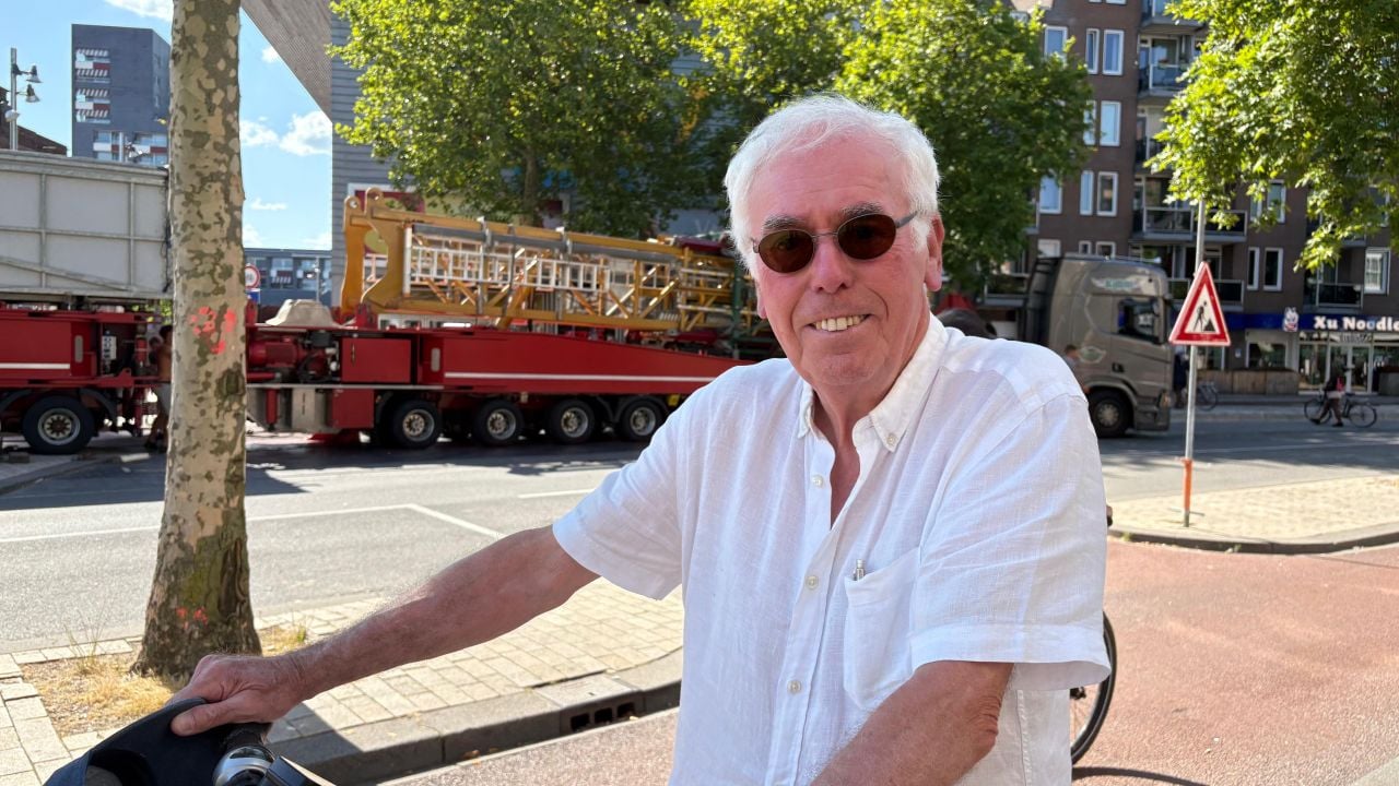 Lex Lemmens uit Tilburg geniet van de opbouw van de Tilburgse Kermis (foto: Pieter Soethout)