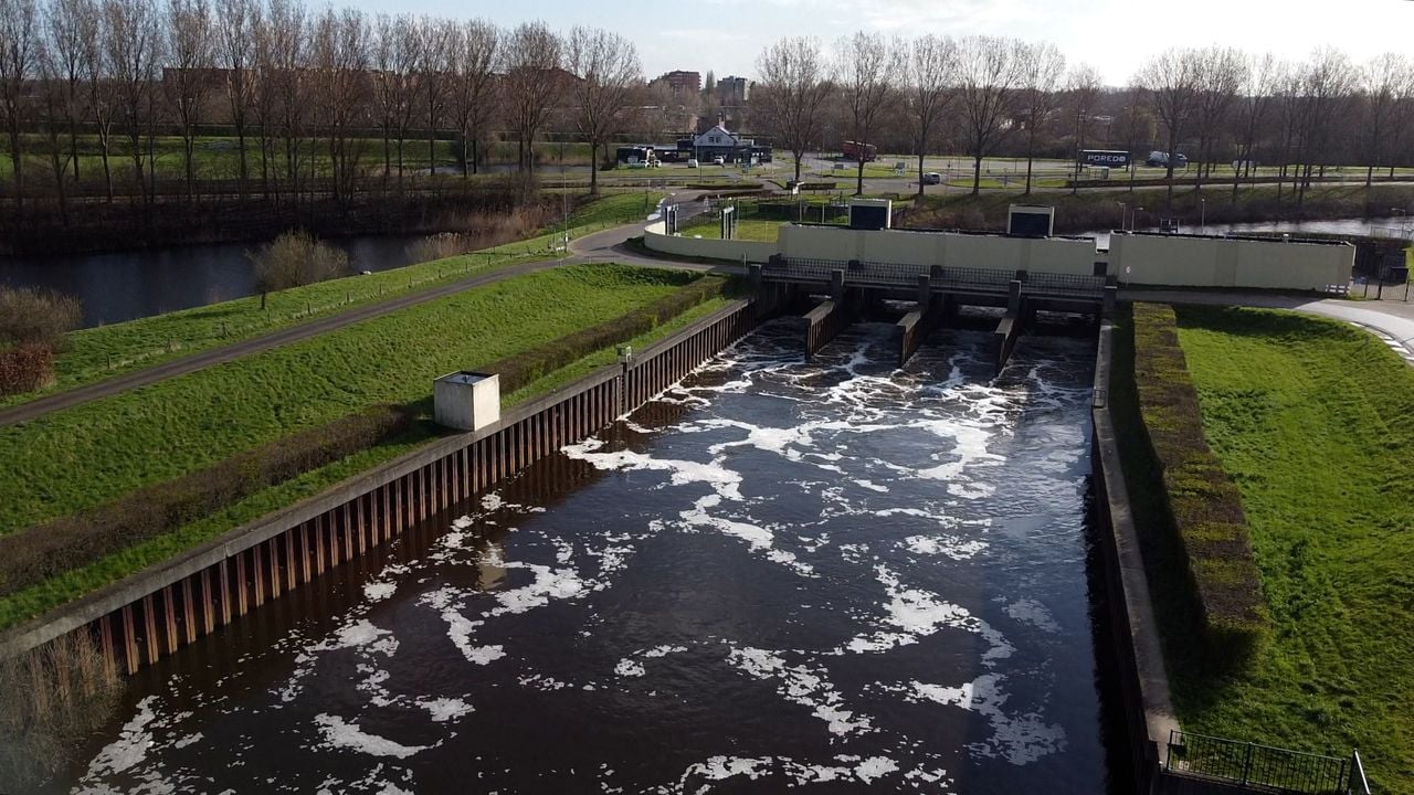 Bij de spuisluis Crèvecoeur moet een gemaal van 100 miljoen euro komen (foto: Jan Peels).