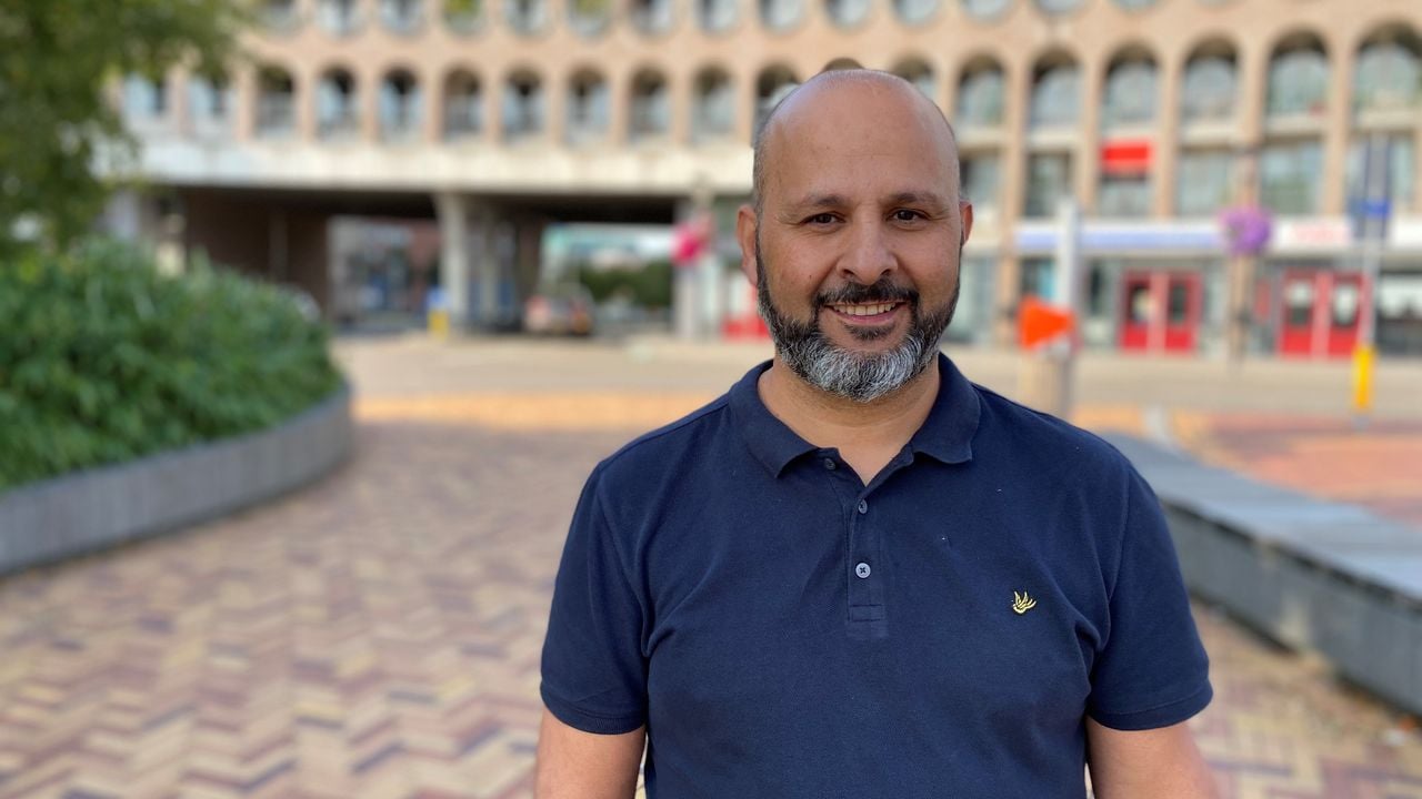 Jongerenwerker M'hamed Yahia koppelt jongeren aan een mentor om ze op het rechte pad te houden. 